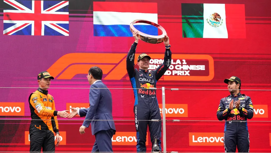 Checo Pérez termina tercero en el GP de China; Verstappen se lleva la victoria