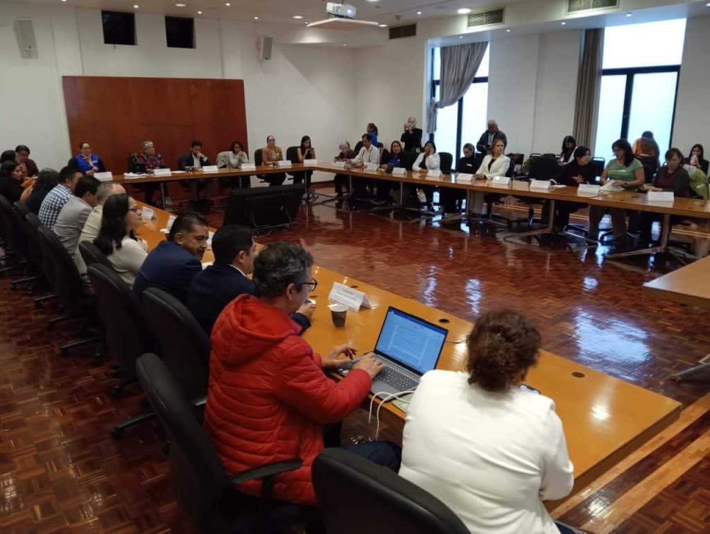 Relevancia: No relevante, ya que la imagen muestra una reunión o conferencia y el contexto del medio es de noticias, análisis y opinión en general.