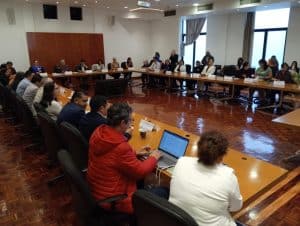 Relevancia: No relevante, ya que la imagen muestra una reunión o conferencia y el contexto del medio es de noticias, análisis y opinión en general.