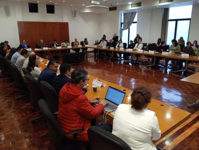 Relevancia: No relevante, ya que la imagen muestra una reunión o conferencia y el contexto del medio es de noticias, análisis y opinión en general.