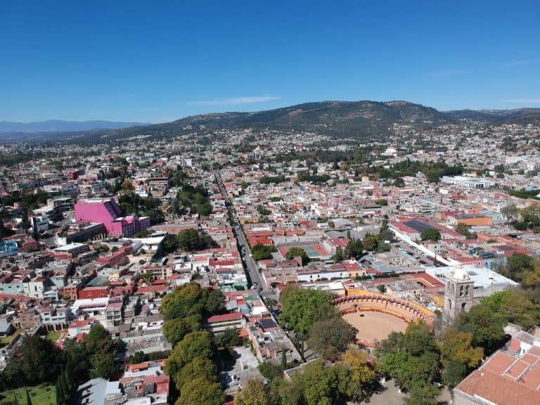 Tlaxcala vista aérea, ciudad rodeada de montañas y con un centro histórico lleno de edificios tradicionales y un ambiente tranquilo.