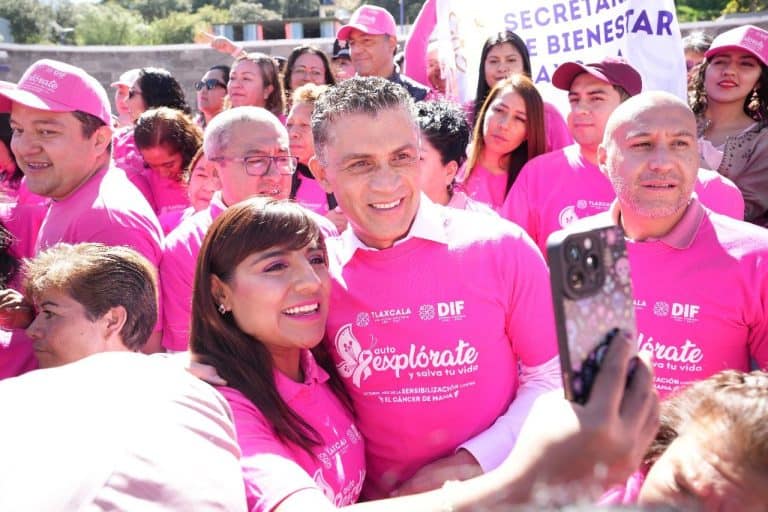 Autoexplórate y salva tu vida, campaña de sensibilización contra el cáncer de mama en Tlaxcala, evento comunitario con participación de diversos asistentes, todos usando camisetas rosadas.