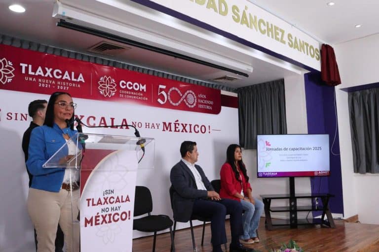Capacidad de capacitación y participación ciudadana en Tlaxcala durante un evento en un espacio cerrado.