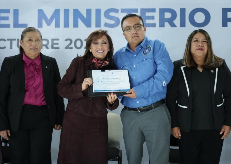 Joven recibe reconocimiento de parte de autoridades en evento oficial en Tlaxcala, México, durante una ceremonia organizada por el Ministerio de Justicia, en reconocimiento a su participación o logro destacado.