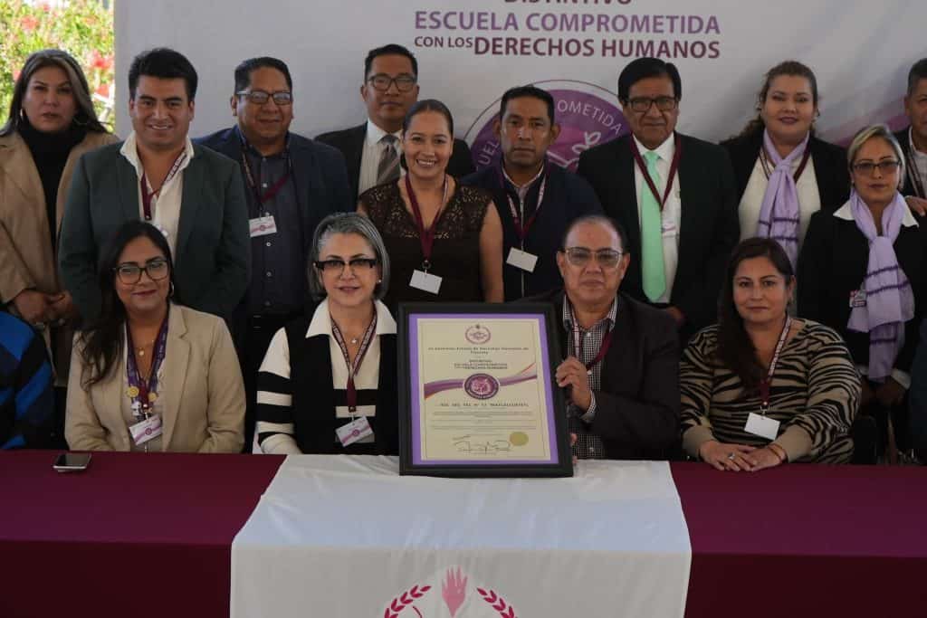 Reconocimiento a la Escuela Comprometida con los Derechos Humanos en Tlaxcala, México. Autoridades y miembros de la comunidad educativa celebran la distinción oficial en un evento especial.
