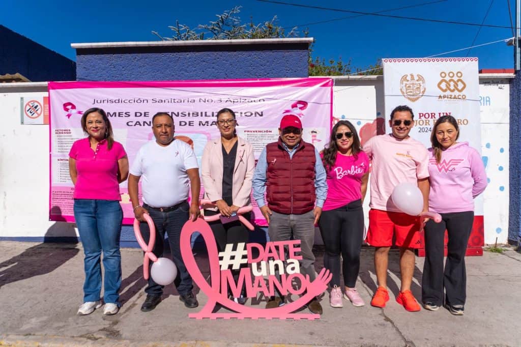 Campaña de concientización sobre el cáncer de mama en Tlaxcala con participación comunitaria y elementos en color rosa.