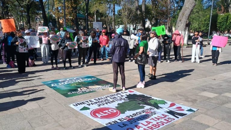 Salvemos los parques, juventud y ambiente en Tlaxcala, México, en una manifestación pacífica para proteger el medio ambiente y promover conciencia ciudadana.