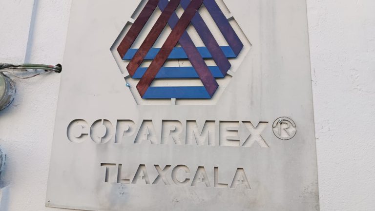 Firma de COPARMEX Tlaxcala en metal en color gris con logotipo en relieves y letras grabadas.