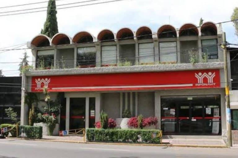 Archivos de una oficina de servicios en Tlaxcala, México, en un edificio de dos pisos con un logotipo de INFORNAVT en la fachada.