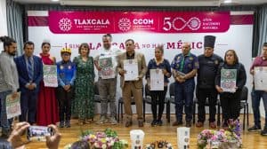 Reconocimiento a las autoridades y organizaciones durante una ceremonia en Tlaxcala, celebrando 50 años de historia y la colaboración en la promoción de la cultura y la historia local.