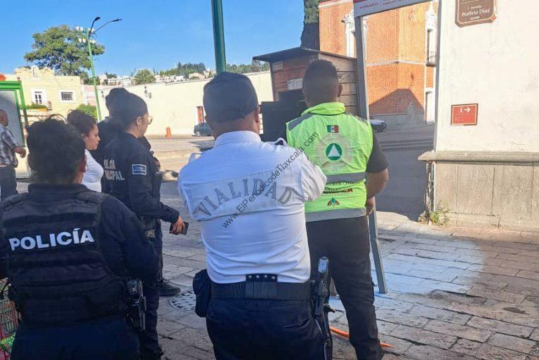 Policías y personal de vialidad en una zona urbana de Tlaxcala tomando instrucciones en una situación de seguridad vial.