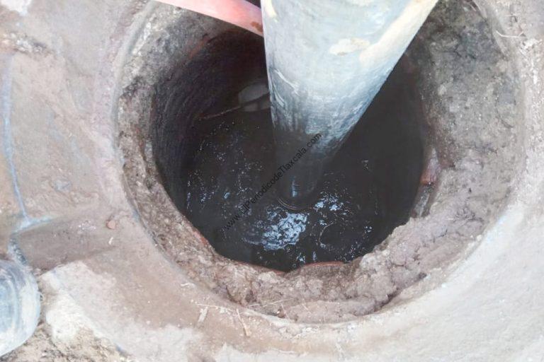 Buzón de alcantarillado abierto con tapa removida, exposición a contaminación y riesgo para la comunidad en Tlaxcala, México.
