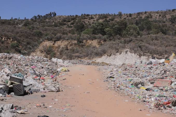 Filenames: basura-y-residuos-en-un-camino-rural-en-tlaxcala.jpg.
