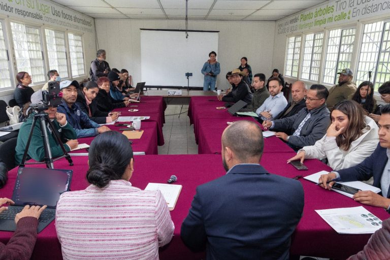 Relevancia: No relevante (la imagen no muestra claramente contenido específicamente relacionado con las noticias de El Periódico de Tlaxcala, sino una reunión en un espacio cerrado).