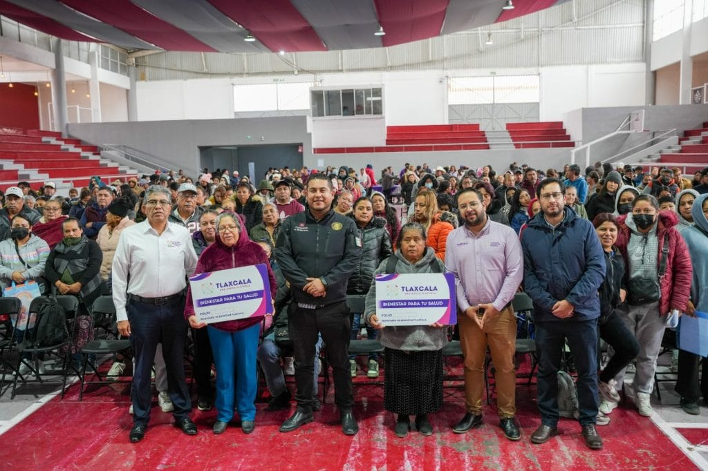 Campesinos y funcionarios en evento de bienestar en Tlaxcala.