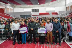 Campesinos y funcionarios en evento de bienestar en Tlaxcala.