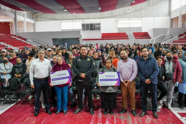 Campesinos y funcionarios en evento de bienestar en Tlaxcala.
