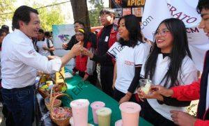 Carrera universitaria en Tlaxcala, México, donde estudiantes reciben información y disfrutan de actividades en una feria educativa al aire libre.