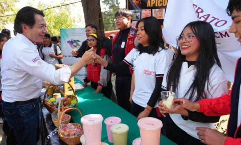 Carrera universitaria en Tlaxcala, México, donde estudiantes reciben información y disfrutan de actividades en una feria educativa al aire libre.