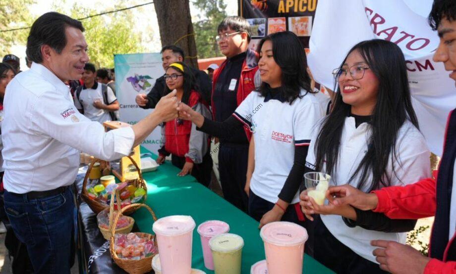 Carrera universitaria en Tlaxcala, México, donde estudiantes reciben información y disfrutan de actividades en una feria educativa al aire libre.