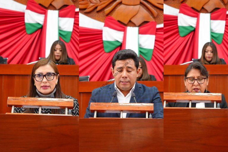 Diputados en sesión del Congreso de Tlaxcala durante una sesión, con fondo decorado con la bandera del estado, en un entorno formal y policy-driven para cobertura de noticias políticas en la región.