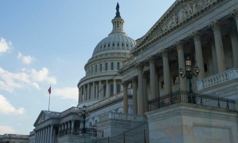 Capítulo de imagen de la Casa Blanca en Washington, Estados Unidos, con su icónica cúpula y columnas clásicas bajo un cielo parcialmente nublado.