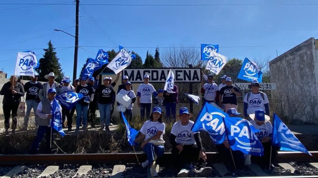 Candidatos del PAN realizando una caminata de campaña en la estación de tren de Magdalena.