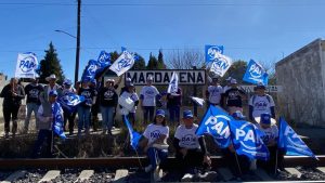 Candidatos del PAN realizando una caminata de campaña en la estación de tren de Magdalena.