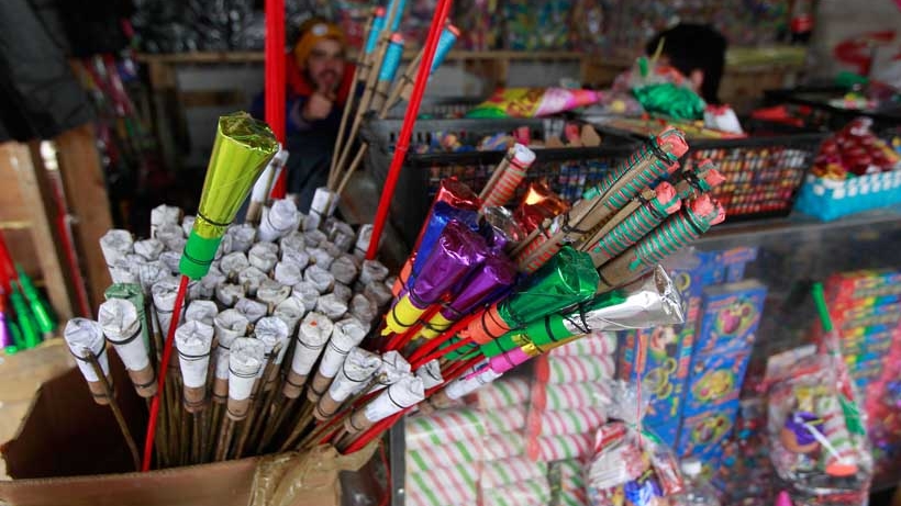 Fuegos artificiales y cohetes multicolores en una tienda de artículos pirotécnicos en Tlaxcala, México, listos para ser vendidos y utilizados en celebraciones y eventos especiales en la comunidad.