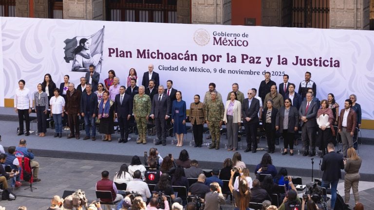 Plan Michoacán por la Paz y la Justicia, evento frente al Palacio Nacional en la Ciudad de México el 9 de noviembre de 2025, con autoridades y representantes de diferentes sectores.