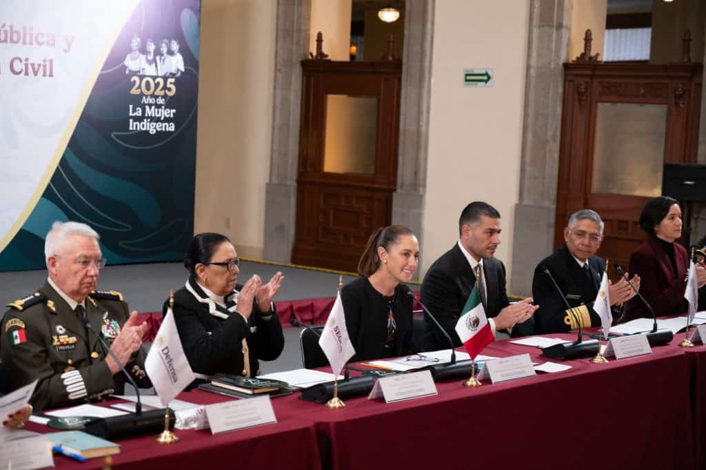 1. Autoridades civiles y militares en una mesa de honor durante el evento en Tlaxcala, con banderas y un cartel que dice "2025 Año de La Mujer Indígena".
