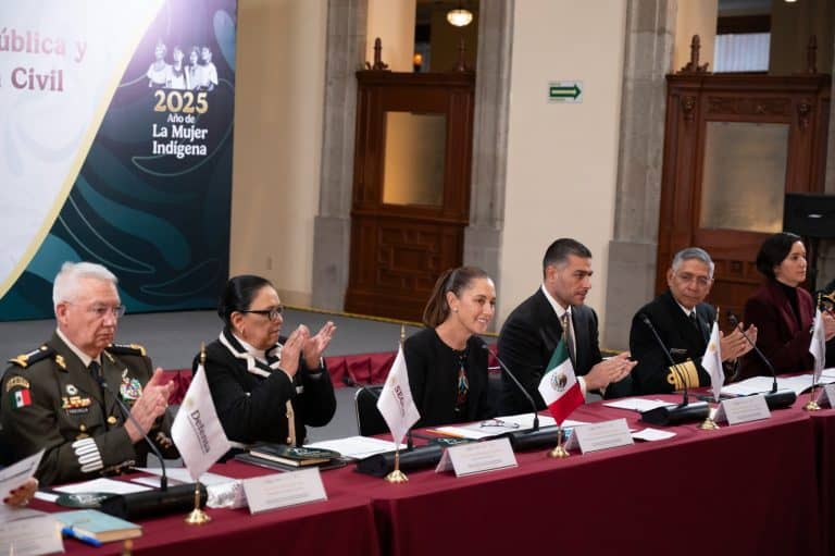 1. Autoridades civiles y militares en una mesa de honor durante el evento en Tlaxcala, con banderas y un cartel que dice "2025 Año de La Mujer Indígena".