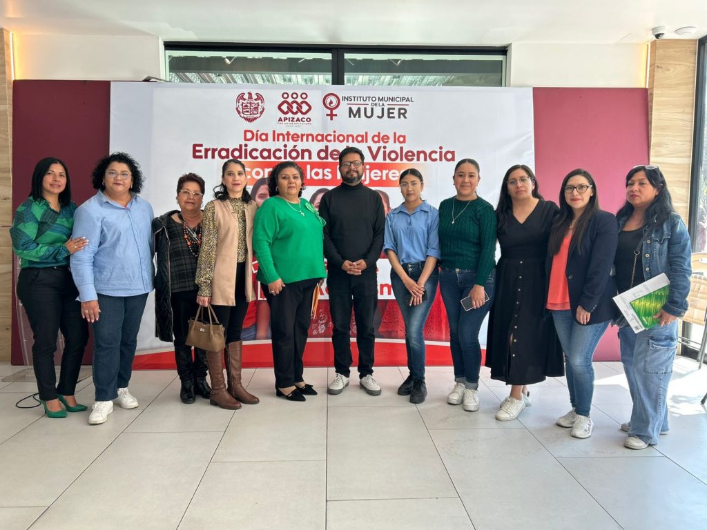 1. Mujeres participando en evento por el Día Internacional de la Erradicación de la Violencia contra las Mujeres en Tlaxcala.