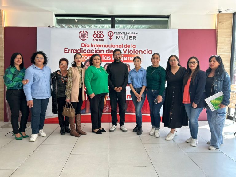 1. Mujeres participando en evento por el Día Internacional de la Erradicación de la Violencia contra las Mujeres en Tlaxcala.