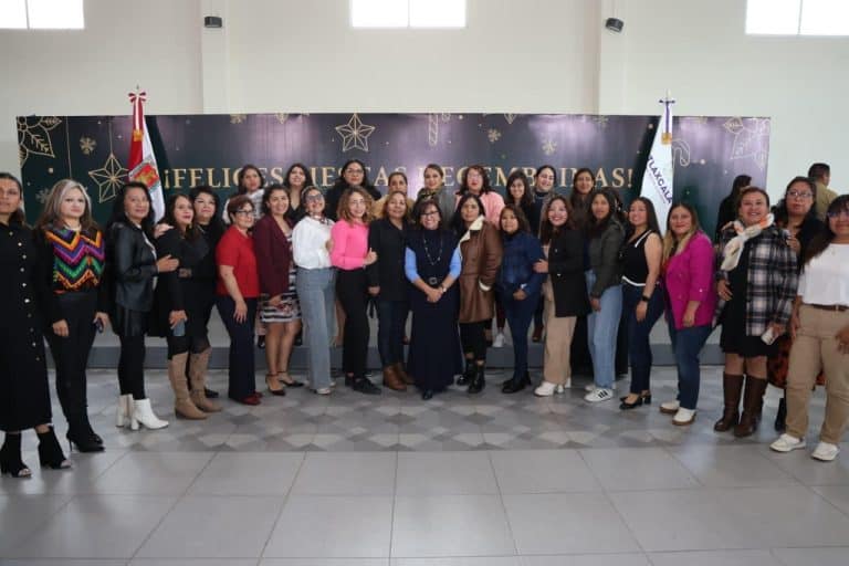 1. Mujeres participando en un evento de reconocimiento en Tlaxcala, México, en un ambiente de celebración y orgullo por su labor y aportaciones.