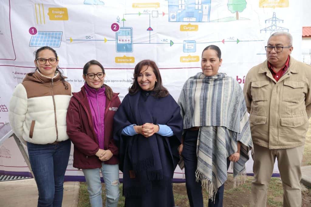 1. Personas con diferentes estilos de ropa en una reunión sobre energías renovables y paneles solares en Tlaxcala.