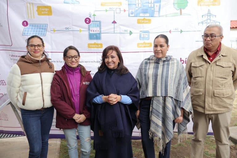 1. Personas con diferentes estilos de ropa en una reunión sobre energías renovables y paneles solares en Tlaxcala.