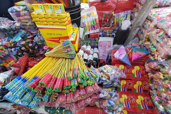 1. Fuegos artificiales, cohetes y dulces para celebraciones, disponibles en diversas presentaciones en una tienda de Tlaxcala.