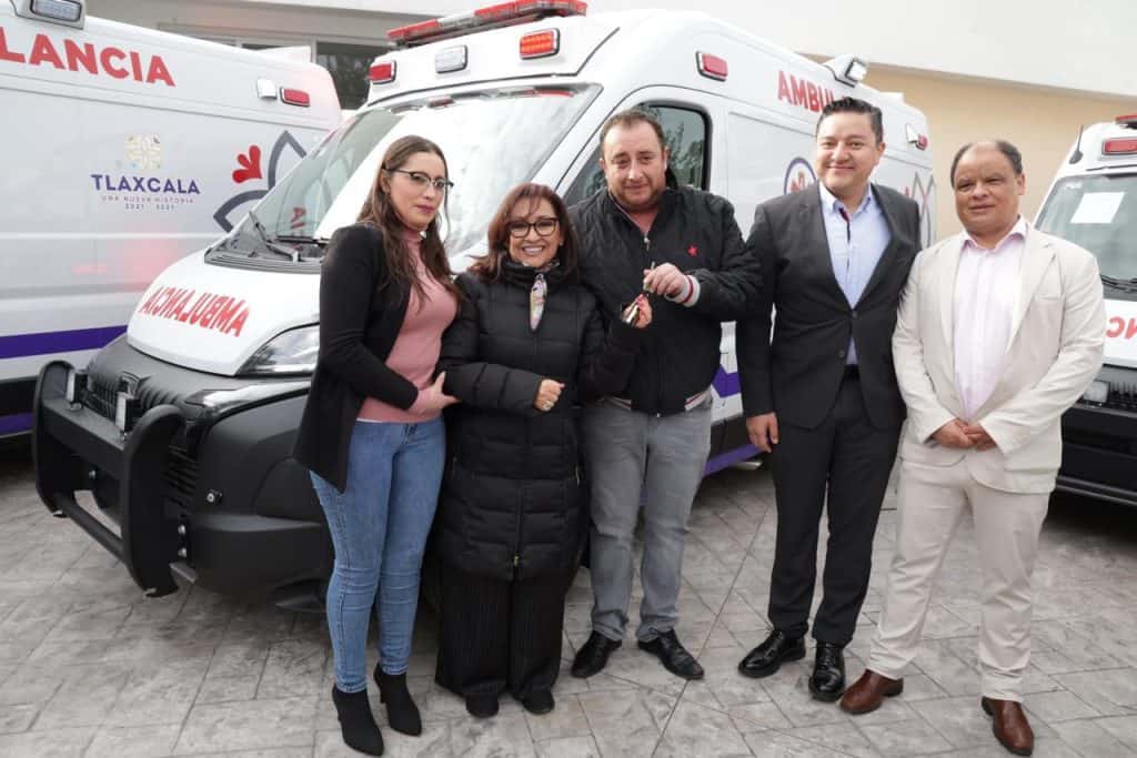 1. Foto de un grupo de personas entregando las llaves de una ambulancia en Tlaxcala, México.