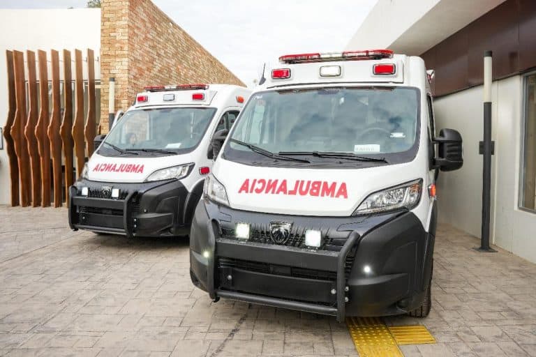 Ambulancias nuevas estacionadas frente a un hospital en Tlaxcala, México, listas para brindar atención médica de emergencia en la región.