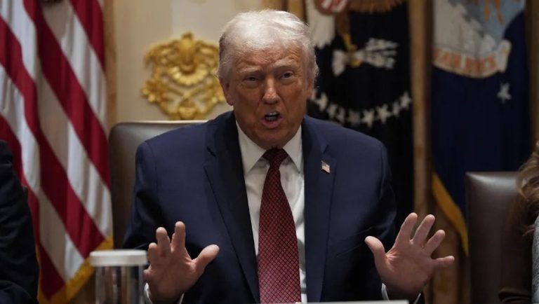 "Donald Trump en una reunión oficial, gesticulando mientras habla con expresión enfatizada.".