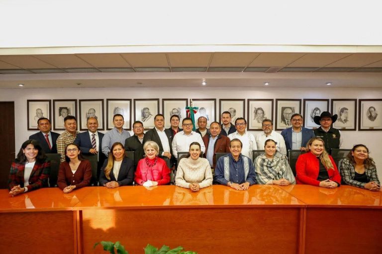 1. Grupo de políticos y autoridades en una reunión oficial en Tlaxcala, México.