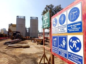 1. Señales de seguridad y orientaciones en una obra de construcción en Tlaxcala, indican el uso obligatorio de equipo de protección y medidas para prevenir accidentes laborales.