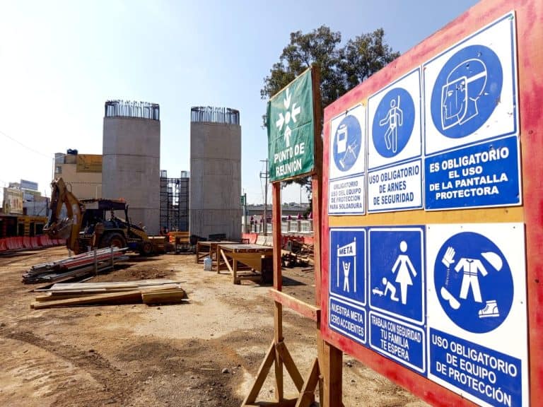 1. Señales de seguridad y orientaciones en una obra de construcción en Tlaxcala, indican el uso obligatorio de equipo de protección y medidas para prevenir accidentes laborales.