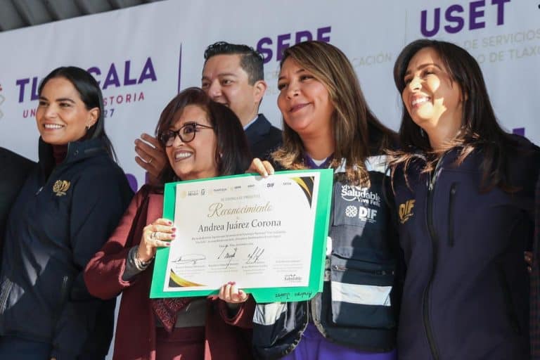 Mejorando la salud pública en Tlaxcala, reconocimiento a Andrea Juárez Corona por su labor en la estrategia nacional Vive Saludable, en un evento con autoridades y beneficiarios orgullosos del programa.
