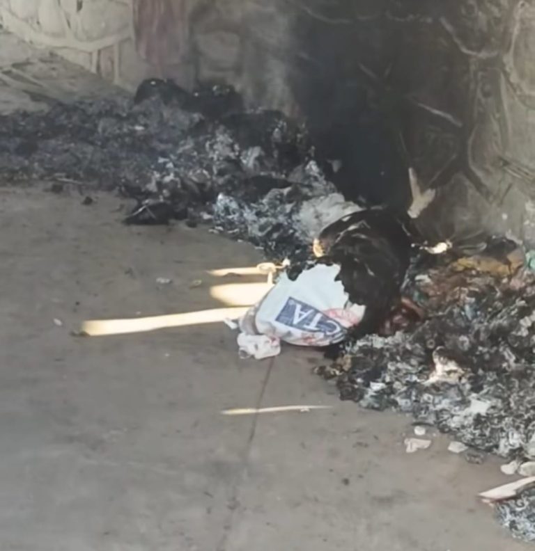 Mueren varias personas en un incendio que destruyó un cuarto en Tlaxcala, México, dejando restos calcinados y escombros en el lugar. Las autoridades investigan la causa del incidente.