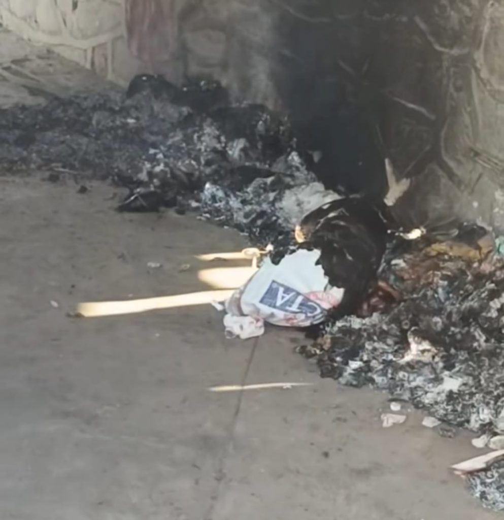 Mueren varias personas en un incendio que destruyó un cuarto en Tlaxcala, México, dejando restos calcinados y escombros en el lugar. Las autoridades investigan la causa del incidente.