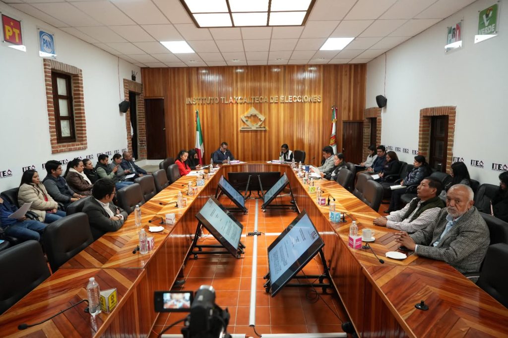 1. Reunión en el Instituto Tlaxcalteca de Elecciones con funcionarios y representantes políticos, en una sesión importante sobre procesos electorales en Tlaxcala.