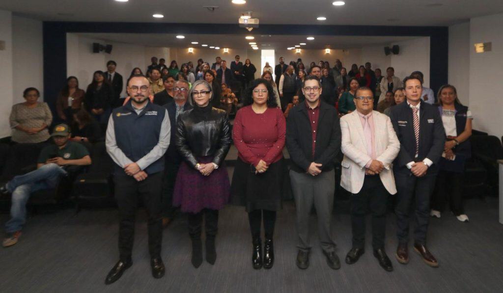 Representantes y asistentes en un evento formal en una sala de conferencias, con la presencia de autoridades y público, en un acto de reconocimiento o apertura en Tlaxcala, México.