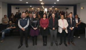 Representantes y asistentes en un evento formal en una sala de conferencias, con la presencia de autoridades y público, en un acto de reconocimiento o apertura en Tlaxcala, México.